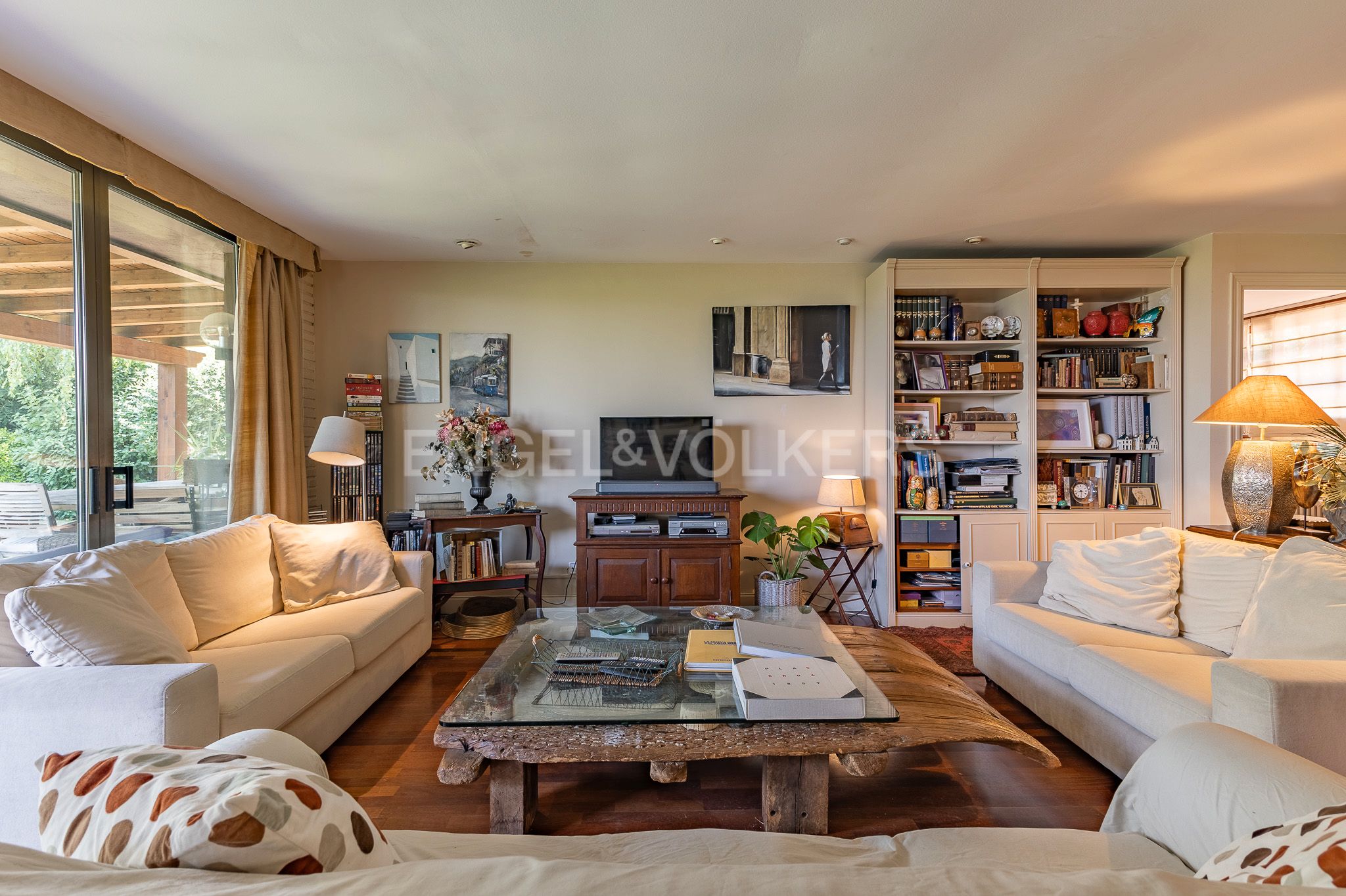 Sala d'estar de Casa o xalet en venda en Cerdanyola del Vallès amb Calefacció, Jardí privat i Parquet