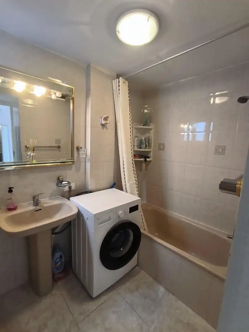 Bany de Apartament de lloguer en Las Palmas de Gran Canaria amb Moblat i Balcó