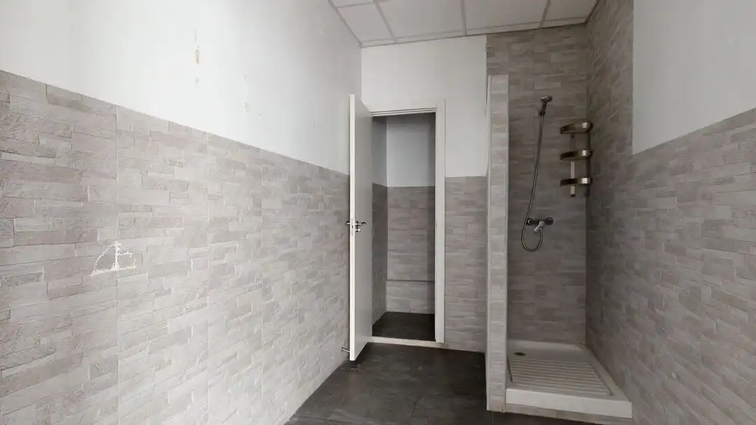Bathroom of Commercial properties for rent in Madrid  with Air Conditioner