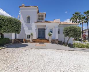 Vista exterior de Casa o xalet de lloguer en Benahavís amb Aire condicionat, Calefacció i Jardí privat