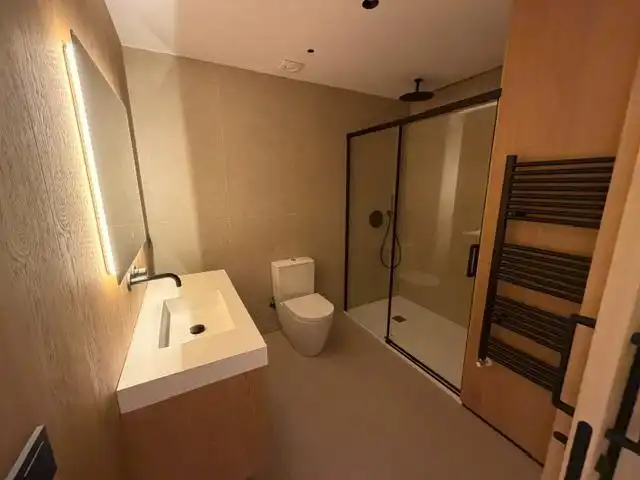 Badezimmer von Wohnungen zum Verkauf in León Capital  mit Parkett