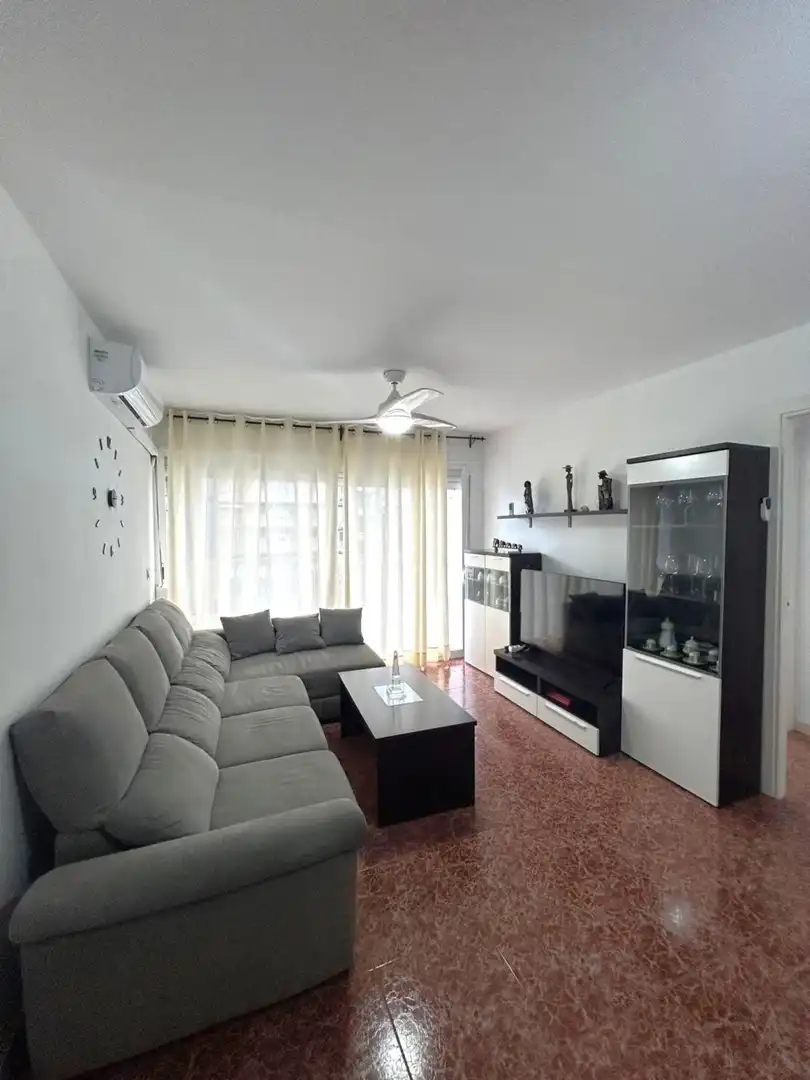 Sala d'estar de Pis de lloguer en La Pobla de Farnals amb Aire condicionat, Jardí privat i Terrassa