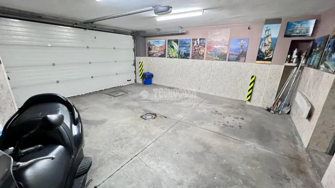 Parkplatz von Einfamilien-Reihenhaus zum Verkauf in Alcalá de Henares mit Terrasse
