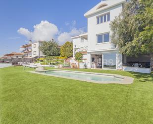 Vista exterior de Casa o xalet en venda en Mataró amb Aire condicionat, Calefacció i Jardí privat