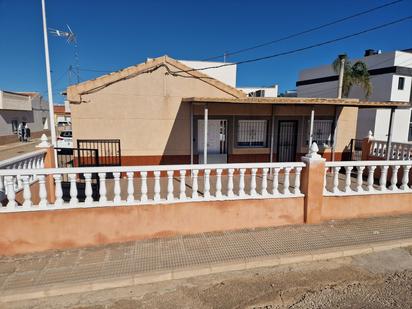Vista exterior de Casa o xalet en venda en San Pedro del Pinatar amb Aire condicionat i Terrassa