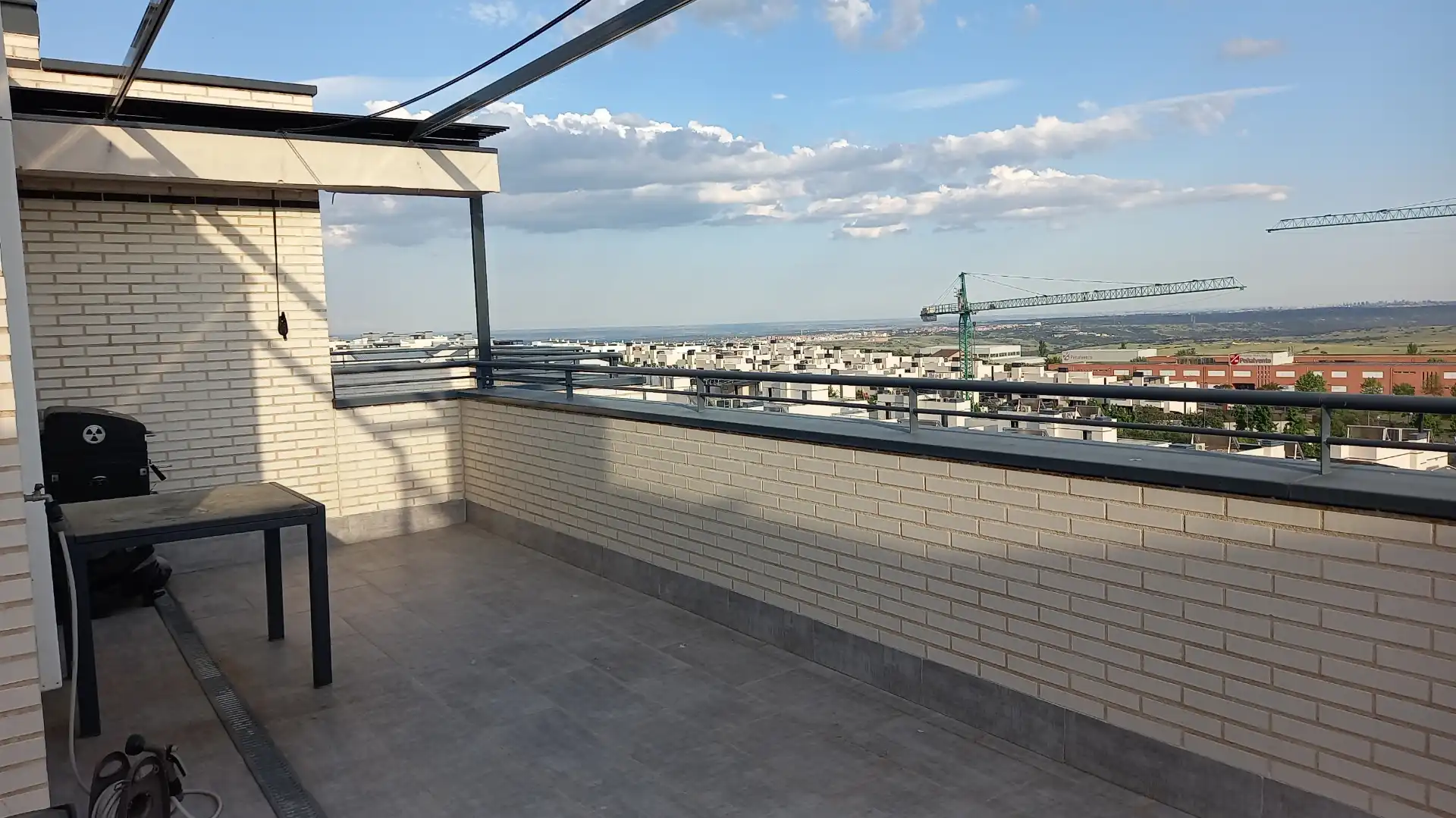 Terrasse von Einfamilien-Reihenhaus zum Verkauf in Colmenar Viejo mit Klimaanlage, Heizung und Privatgarten
