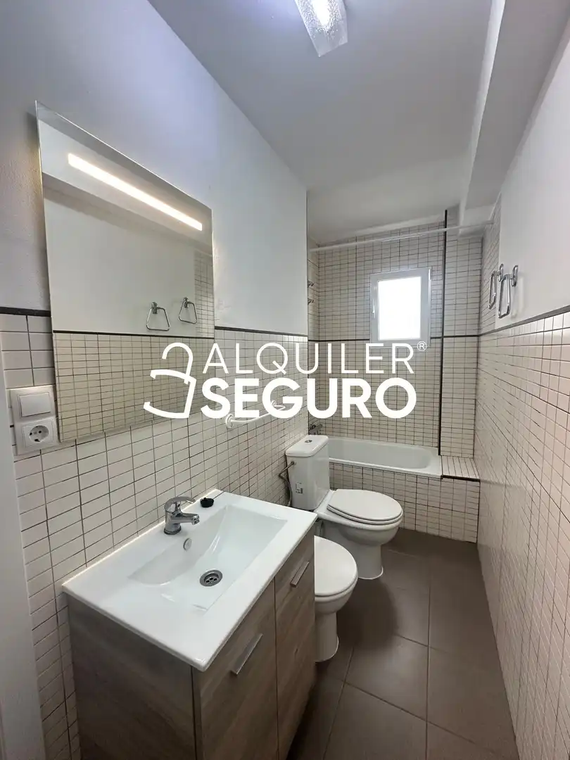 Badezimmer von Wohnung zur Miete in Madrid mit Heizung und Terrasse