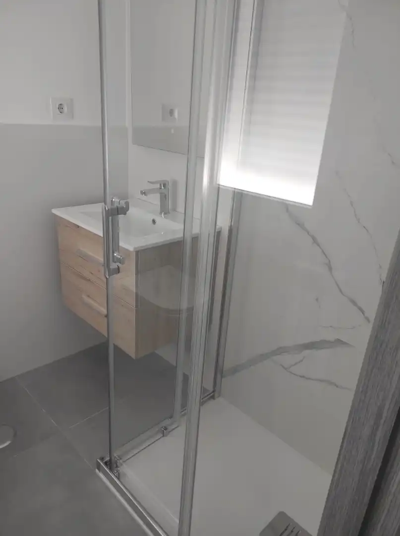 Bathroom of Flat for share in Vigo   with Heating, Terrace and Furnished