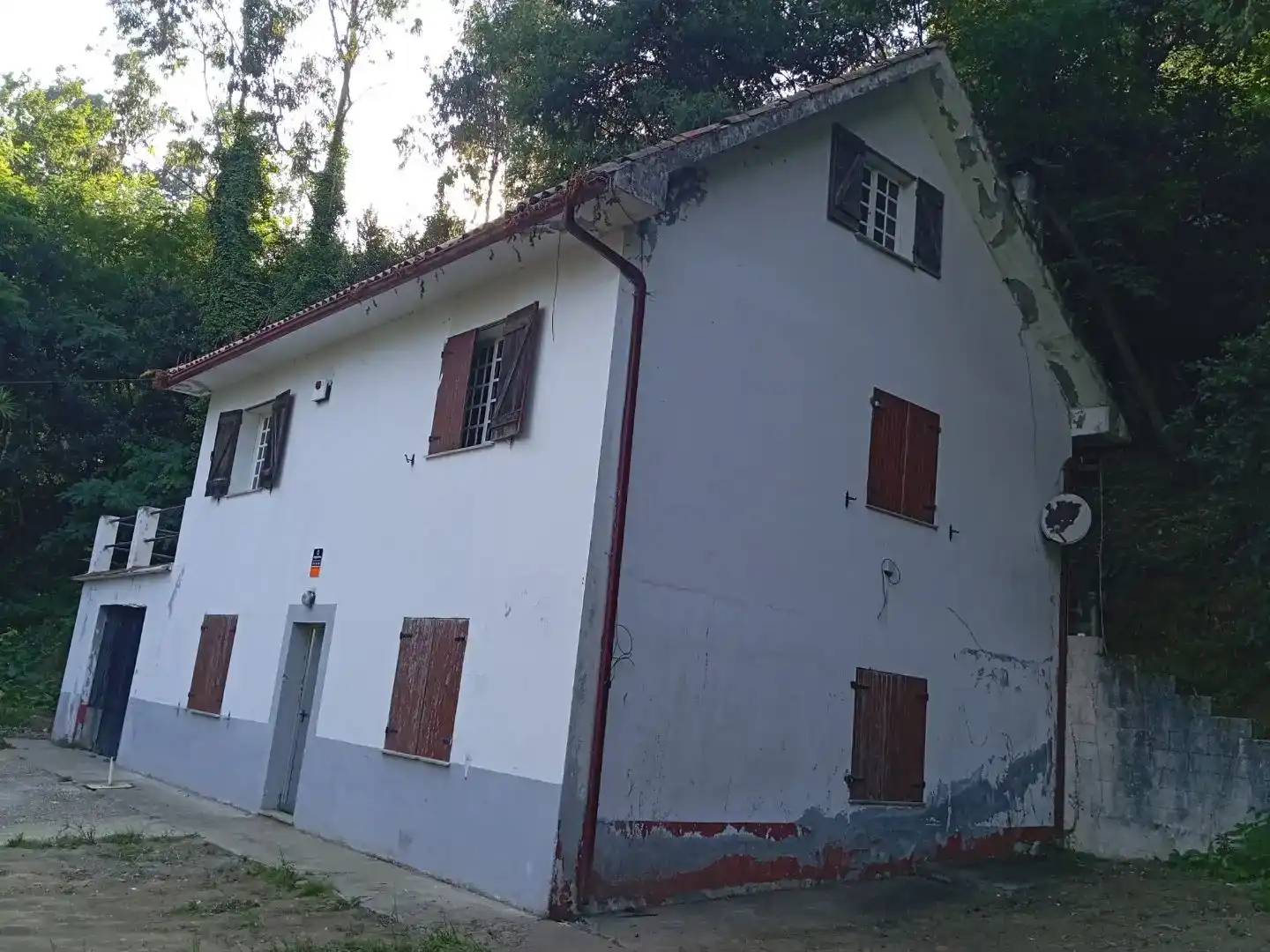 Vista exterior de Finca rústica en venda en Bergondo amb Jardí privat i Traster