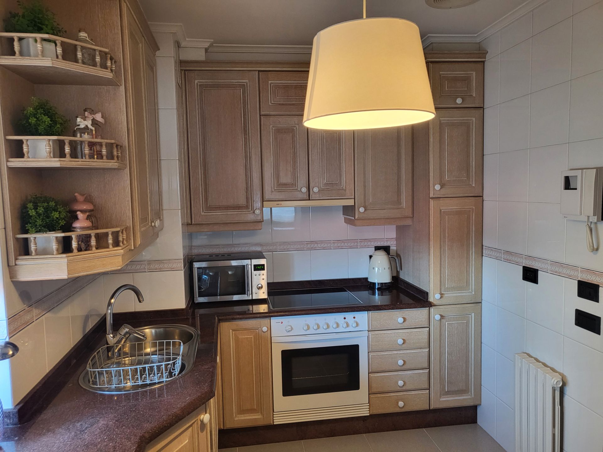 Cuina de Apartament en venda en Vigo  amb Calefacció, Parquet i Forn