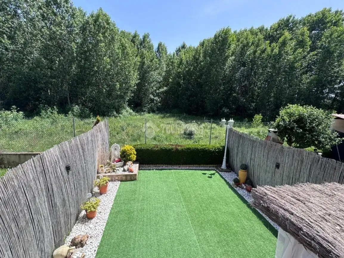 Jardín de Casa adosada en venta en Valdefresno con Calefacción, Parquet y Piscina comunitaria