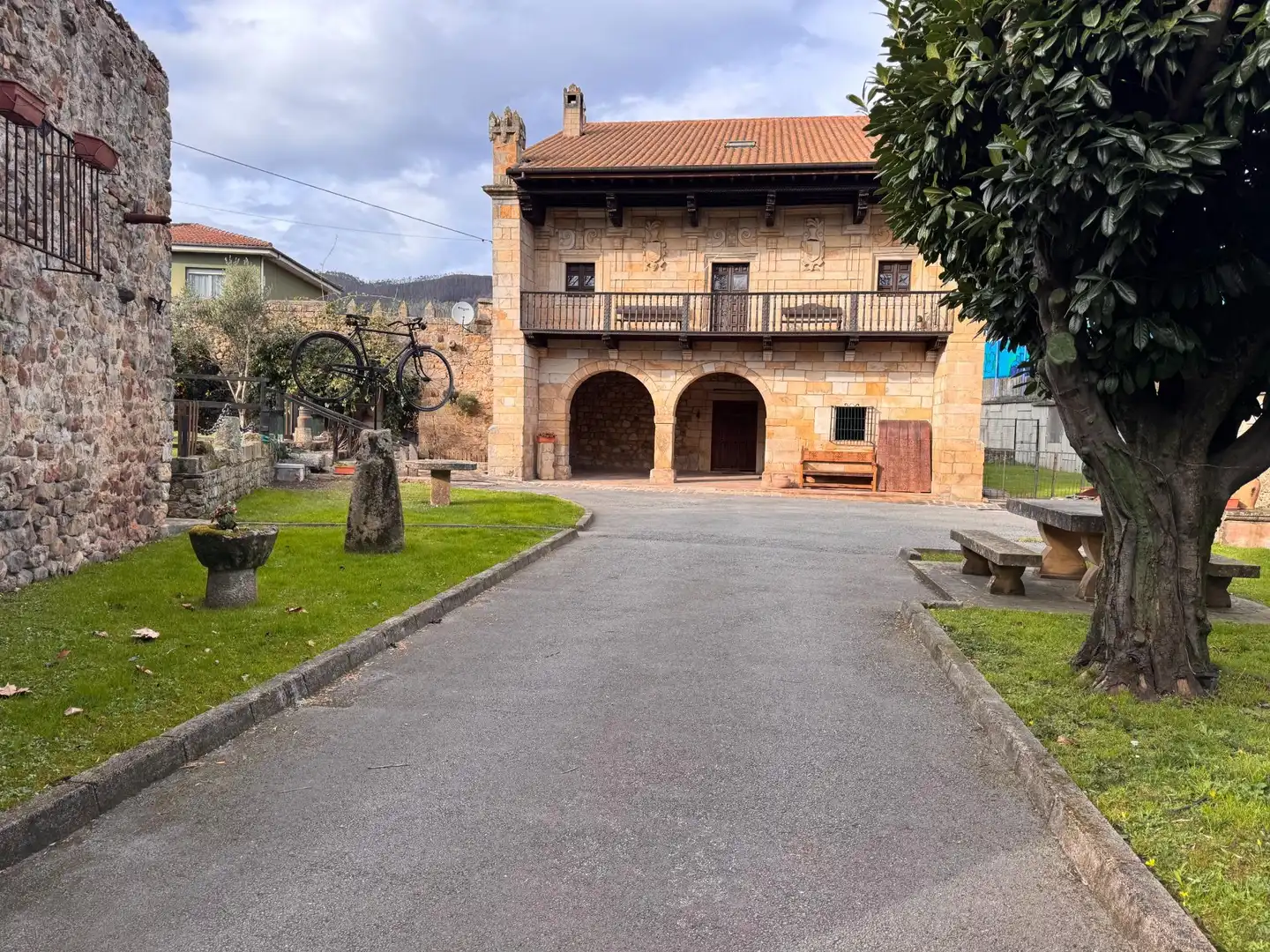 Vista exterior de Casa o chalet en venta en Los Corrales de Buelna  con Calefacción, Jardín privado y Terraza