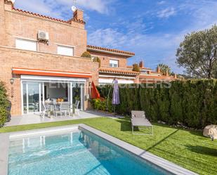 Exterior view of Single-family semi-detached for sale in Sant Vicenç de Montalt  with Air Conditioner, Heating and Private garden