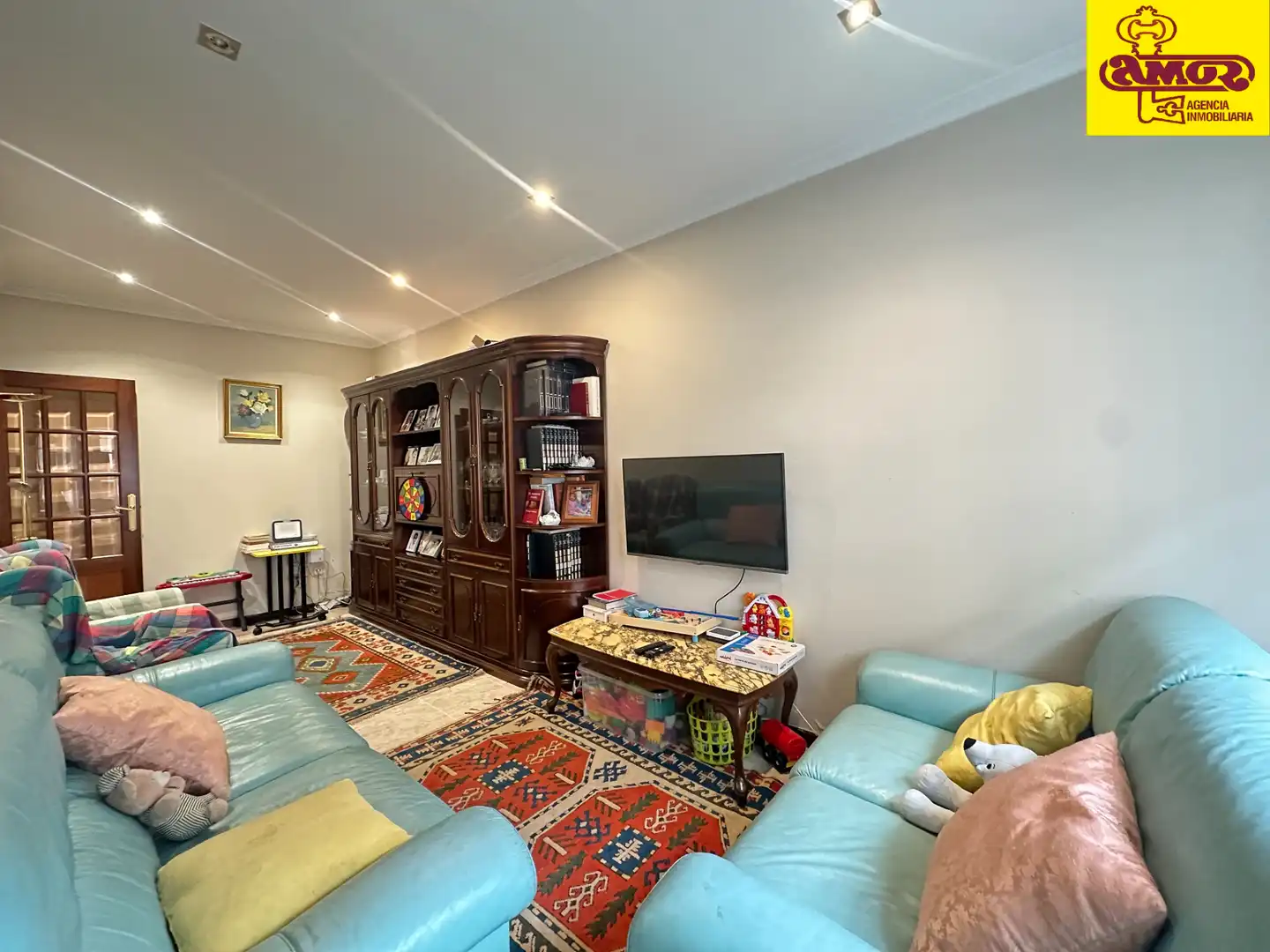 Sala d'estar de Casa o xalet en venda en Santiago de Compostela  amb Calefacció, Jardí privat i Terrassa