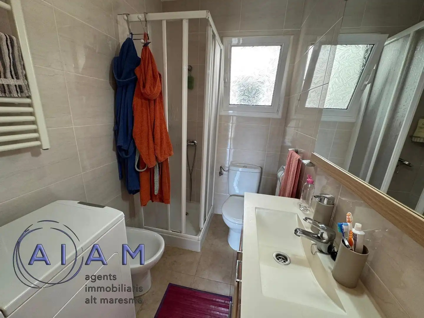Badezimmer von Wohnung zum Verkauf in Pineda de Mar mit Klimaanlage, Heizung und Parkett