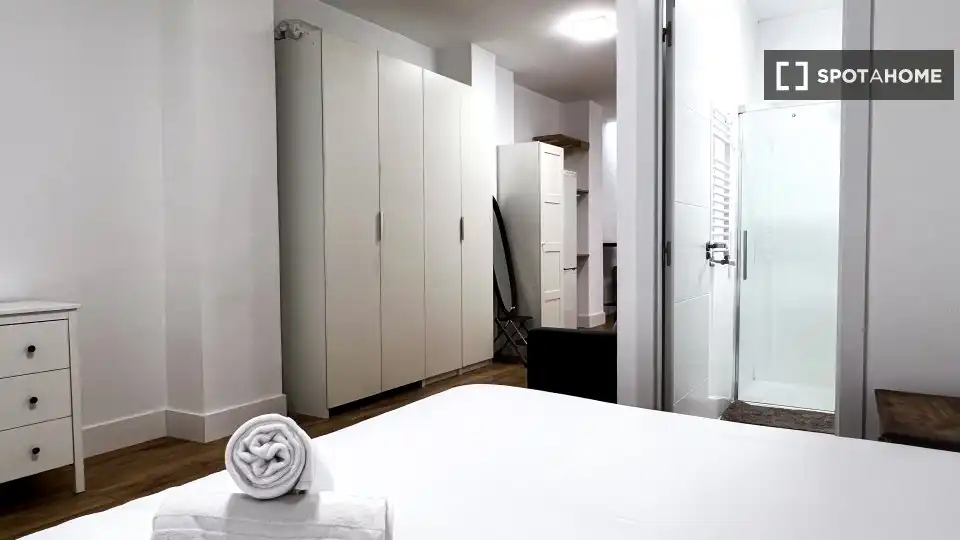 Schlafzimmer von Wohnung zur Miete in Madrid mit Klimaanlage, Heizung und Möbliert