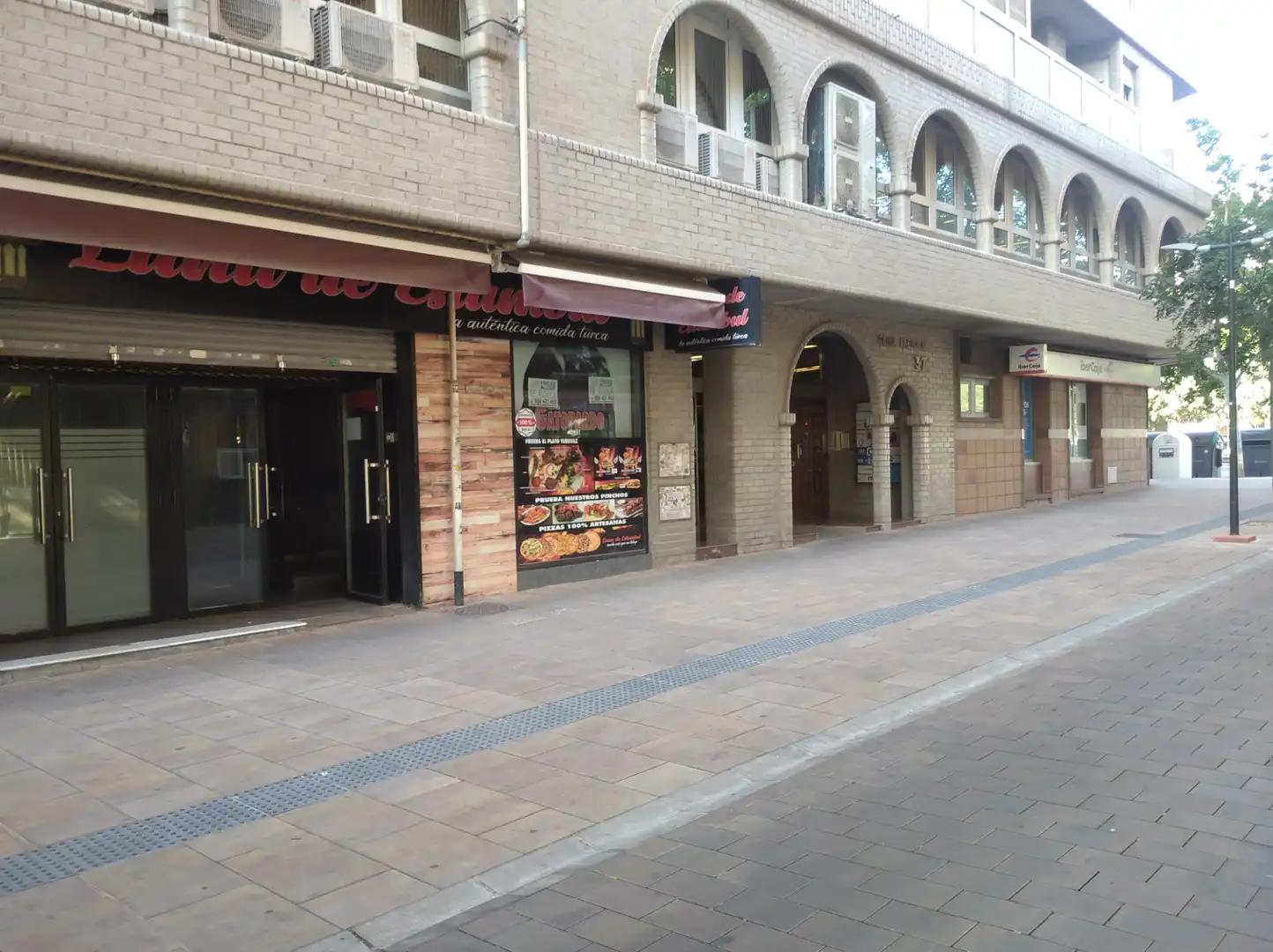 Local comercial en venta en Calle de la Reina Fabiola 37, imagen 2