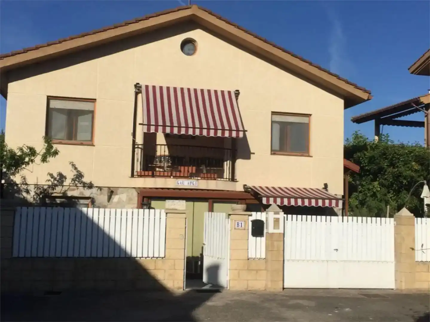 Vista exterior de Casa o xalet en venda en Anguciana amb Aire condicionat, Piscina i Balcó