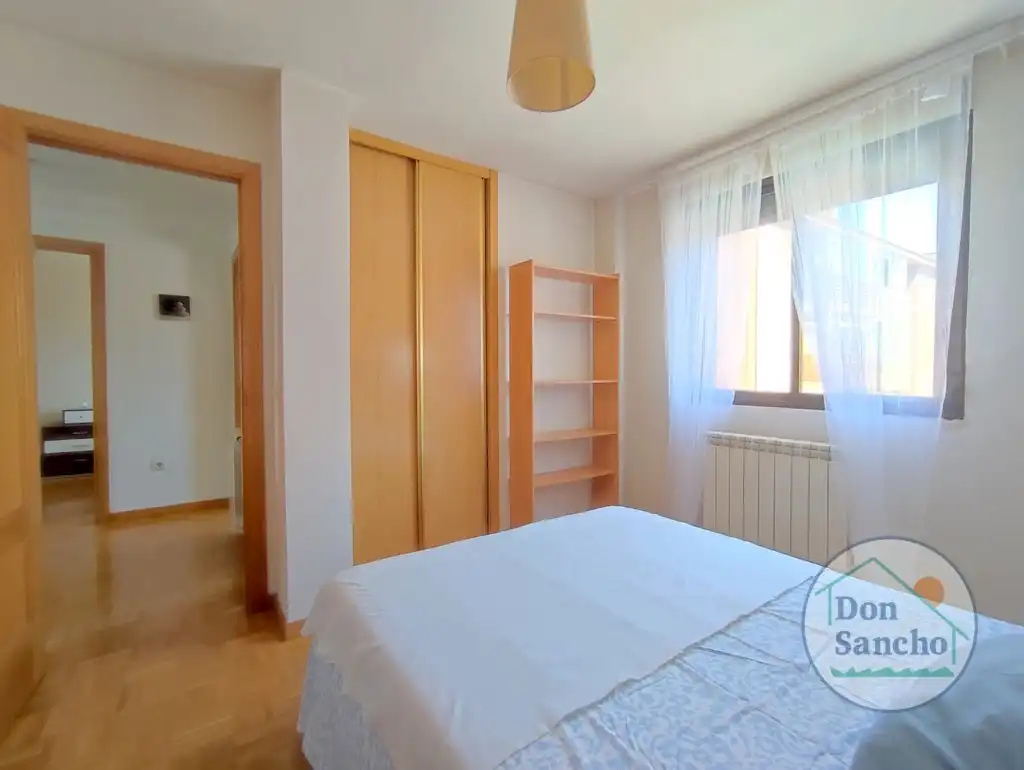 Habitación de Casa adosada en venta en Viana de Cega con Calefacción, Jardín privado y Terraza