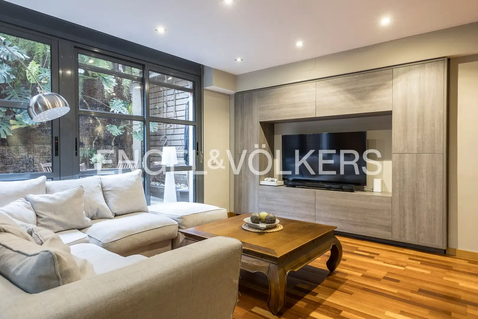 Living room of Duplexes for sale in Barcelona  with Heating, Parquet flooring and Furnished