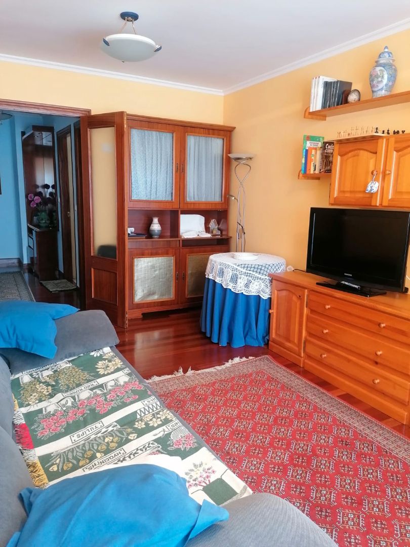 Sala d'estar de Pis de lloguer en Castro-Urdiales amb Calefacció, Parquet i Moblat
