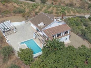 House with pool for sale in Coín