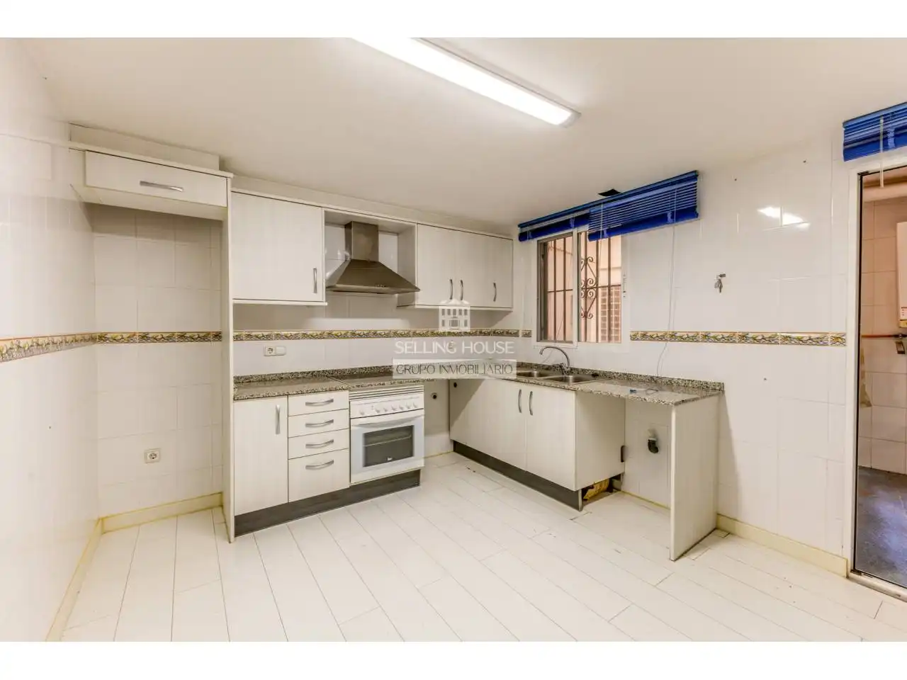 Kitchen of Flat for sale in Valencia  with Heating, Parquet flooring and Balcony
