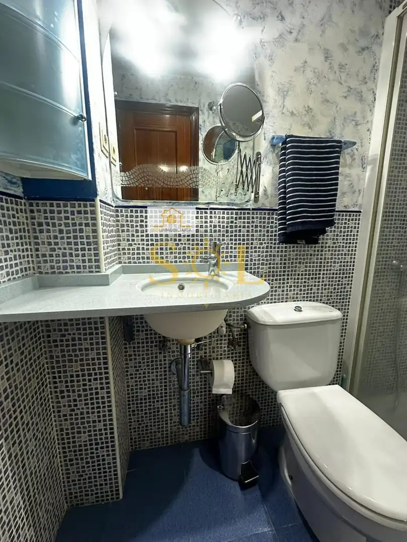Bany de Apartament en venda en León Capital  amb Calefacció, Parquet i Moblat