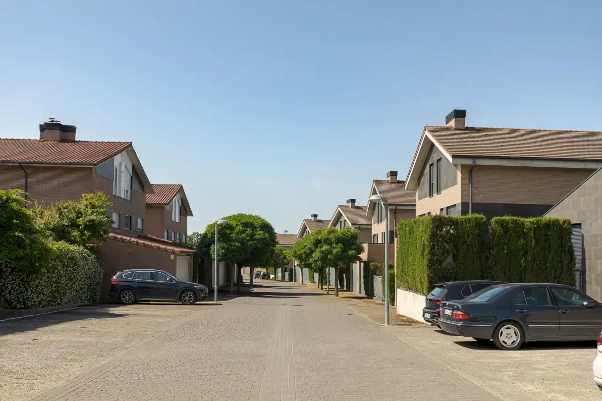 Außenansicht von Einfamilien-Reihenhaus zum Verkauf in Iza / Itza mit Heizung, Privatgarten und Terrasse