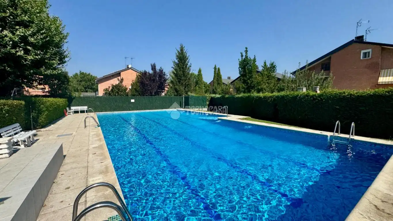 Piscina de Casa adosada en venda en Moralzarzal amb Calefacció, Terrassa i Piscina comunitària