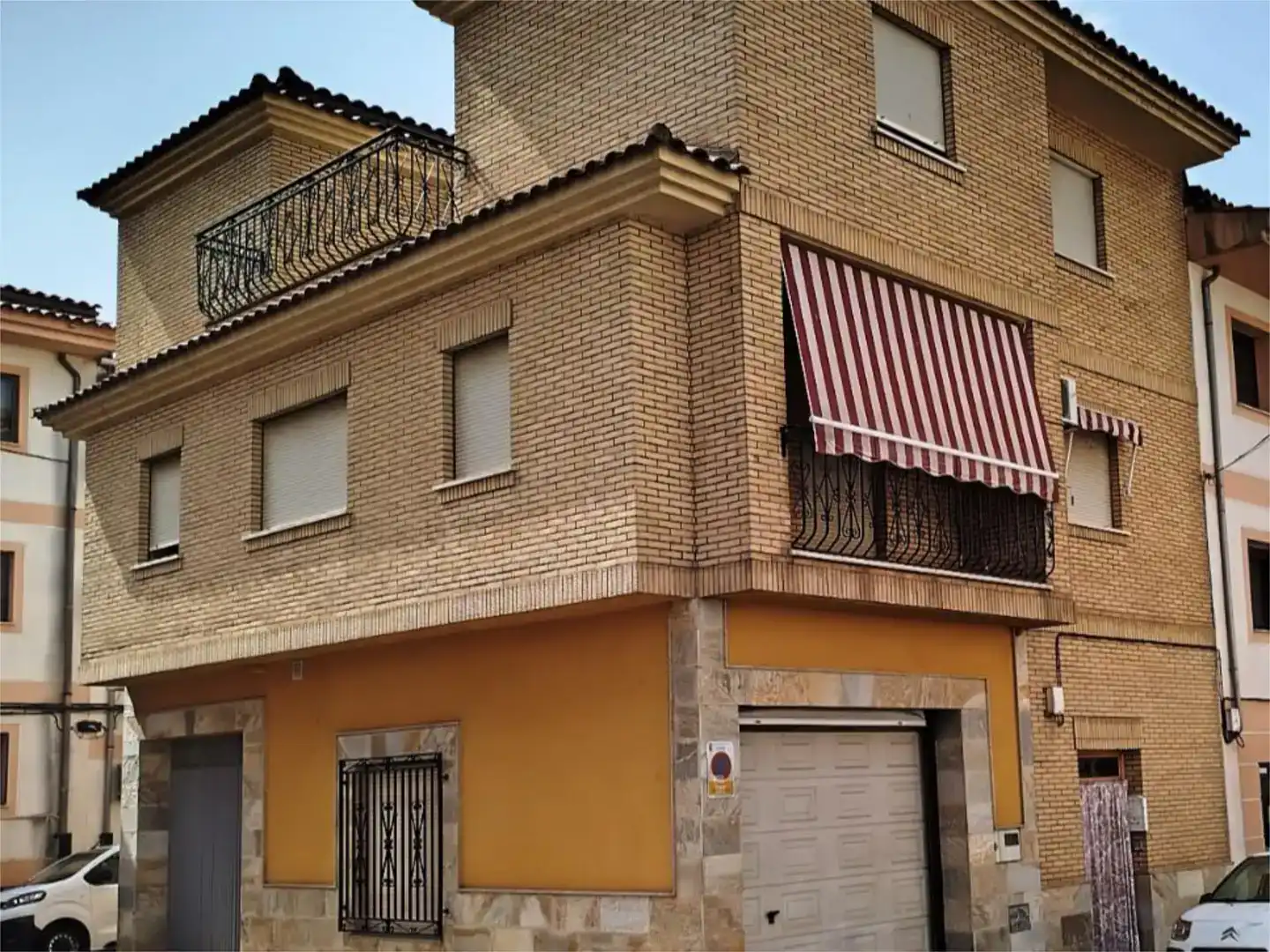 Vista exterior de Casa adosada en venda en Coria amb Aire condicionat i Balcó