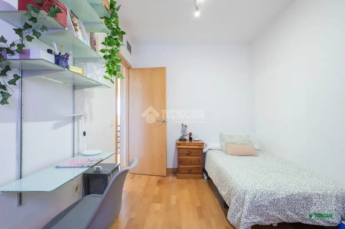 Habitación de Piso en venta en Almería con Terraza, Trastero y Piscina comunitaria