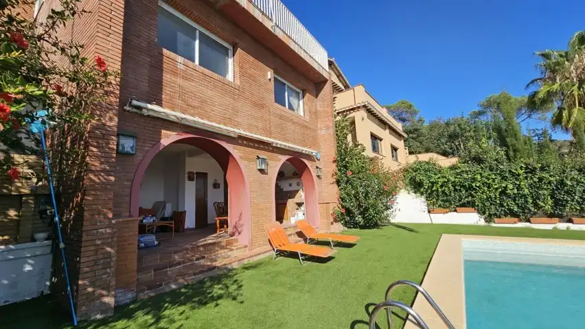 Vista exterior de Casa o xalet en venda en Barcelona amb Aire condicionat, Calefacció i Jardí privat