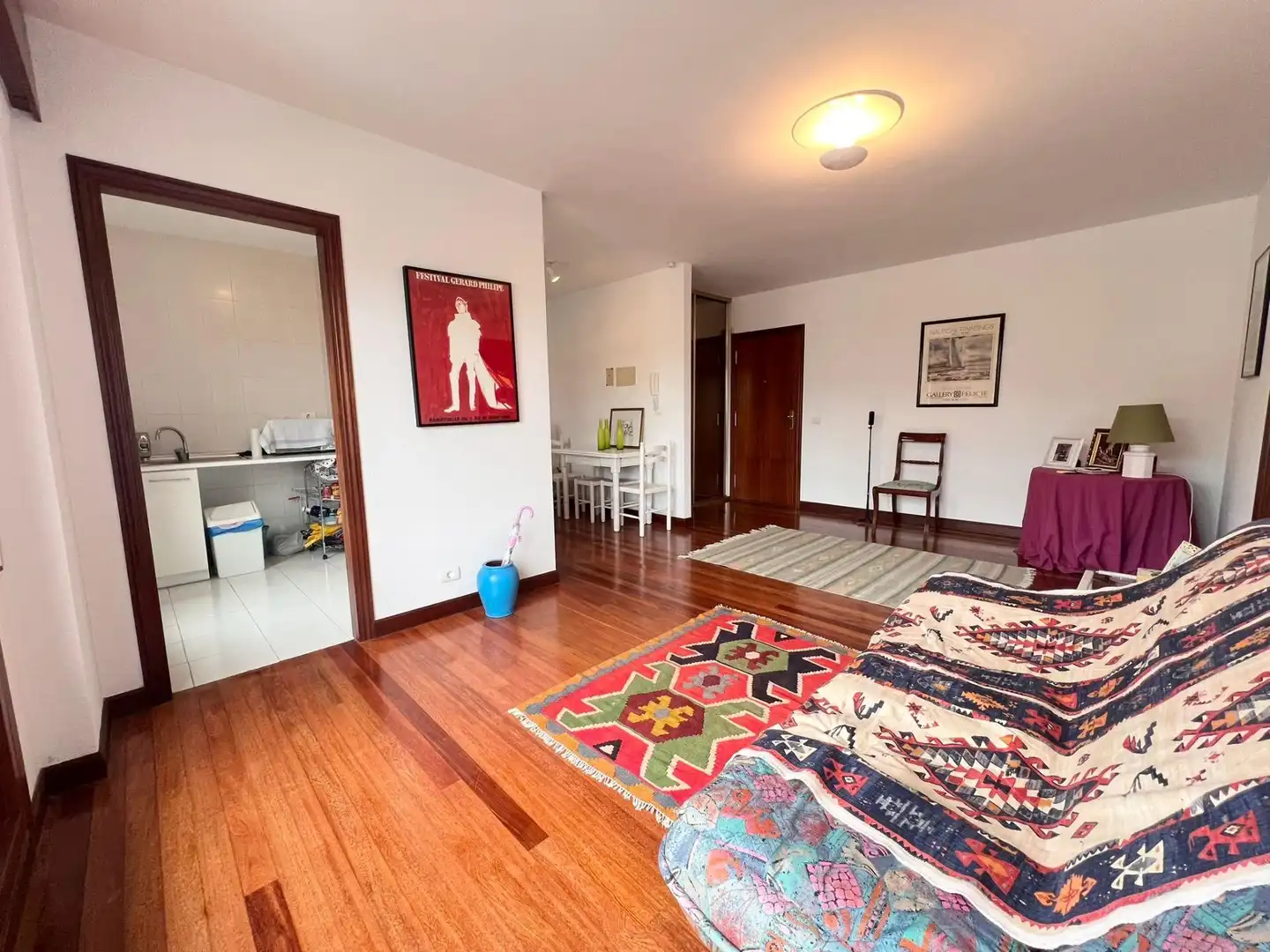 Sala de estar de Piso en venta en Castro-Urdiales con Calefacción, Terraza y Piscina comunitaria
