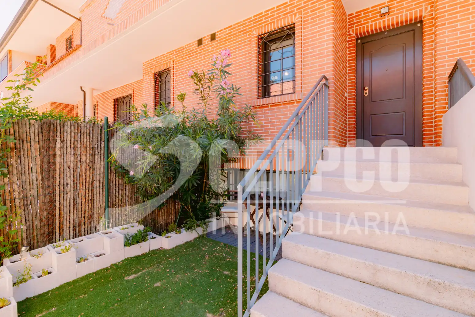 Vista exterior de Casa adosada en venta en Alcalá de Henares con Calefacción, Terraza y Piscina comunitaria