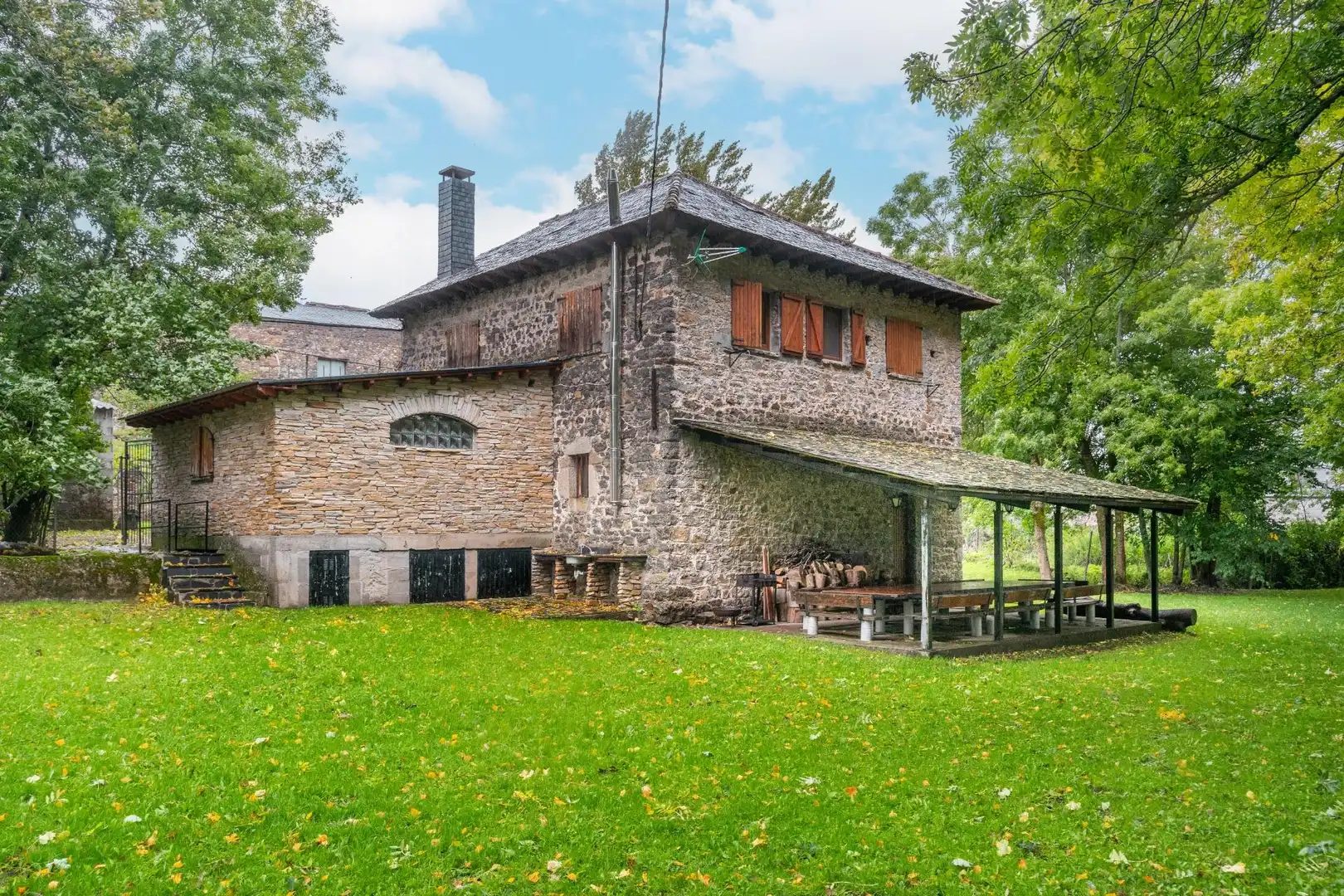 Vista exterior de Casa o chalet en venta en Cabrillanes con Calefacción, Jardín privado y Terraza