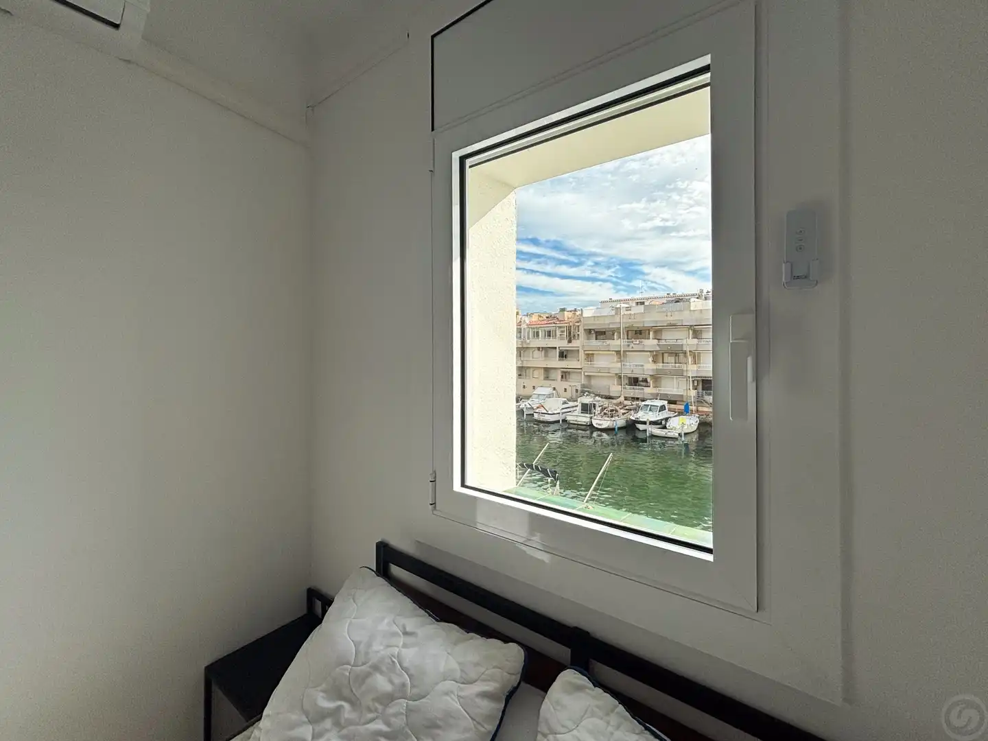 Schlafzimmer von Einfamilien-Reihenhaus zum Verkauf in Empuriabrava mit Klimaanlage, Terrasse und Möbliert