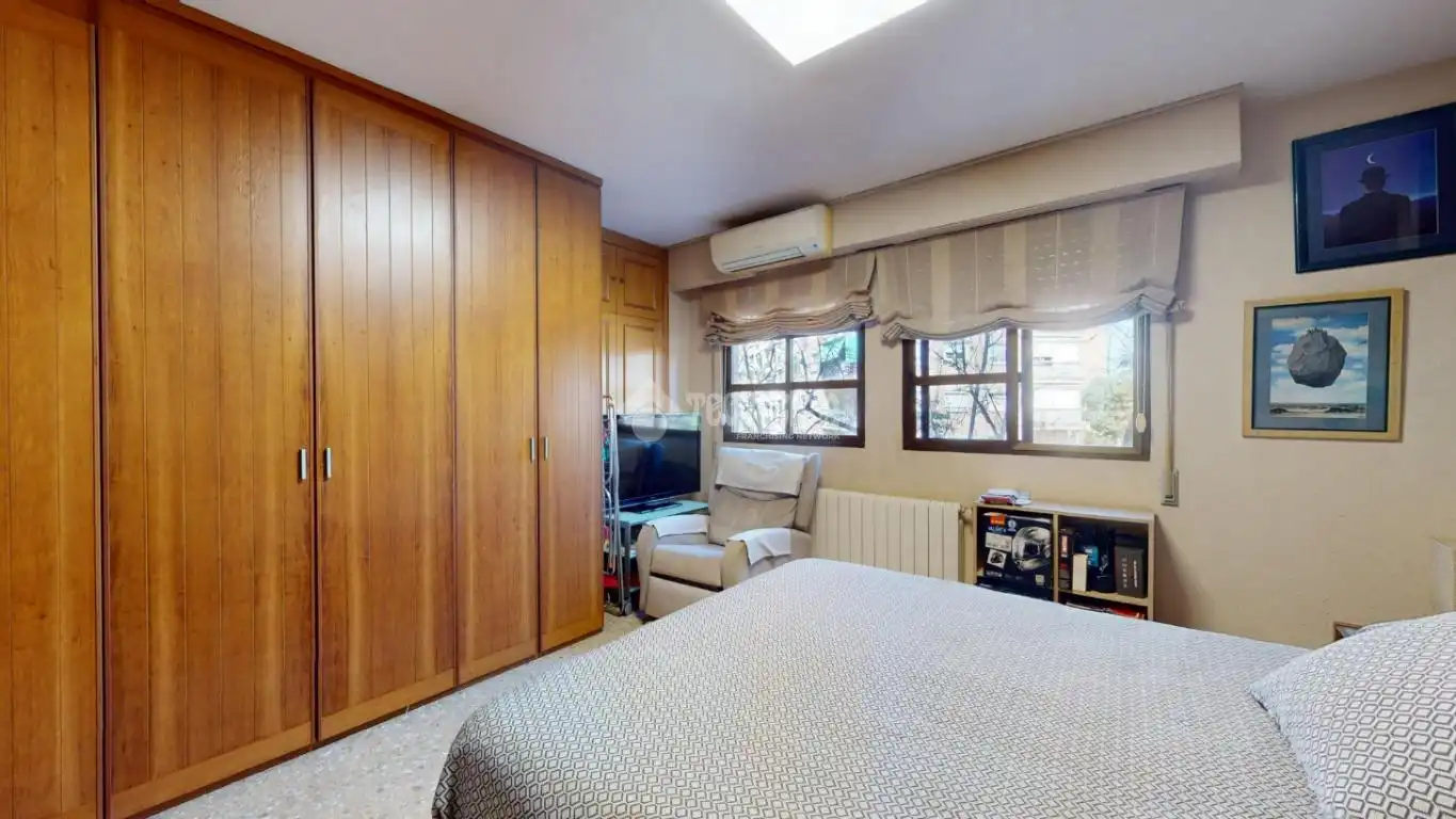 Bedroom of Flat for sale in Valencia  with Air Conditioner, Heating and Balcony