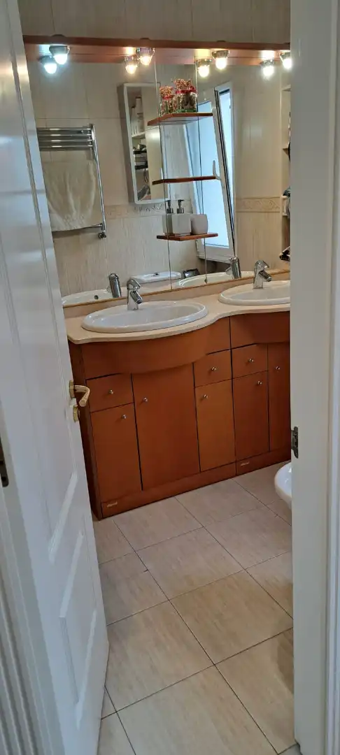 Bany de Pis en venda en Oviedo  amb Calefacció, Parquet i Traster