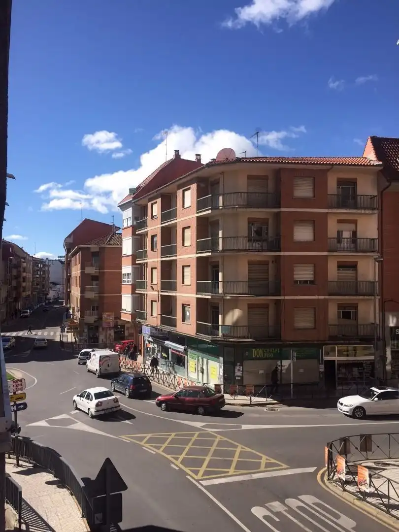 Vista exterior de Piso en venta en Benavente con Calefacción, Terraza y Amueblado