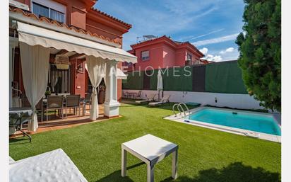 Vista exterior de Casa adosada en venda en Alhaurín de la Torre amb Aire condicionat, Jardí privat i Terrassa