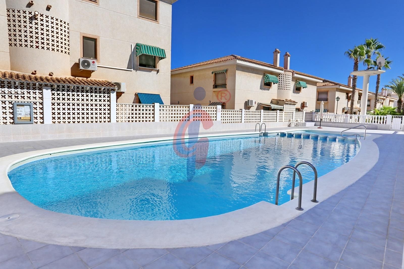 Schwimmbecken von Maisonette zum Verkauf in Guardamar del Segura mit Klimaanlage, Terrasse und Möbliert