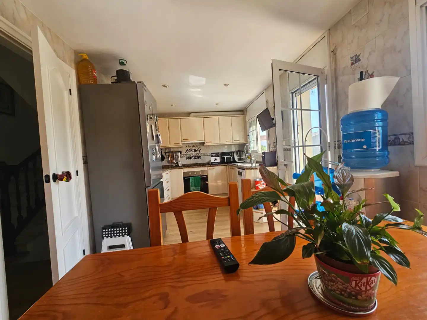 Cuina de Casa o xalet en venda en Vilanova i la Geltrú amb Jardí privat, Terrassa i Piscina