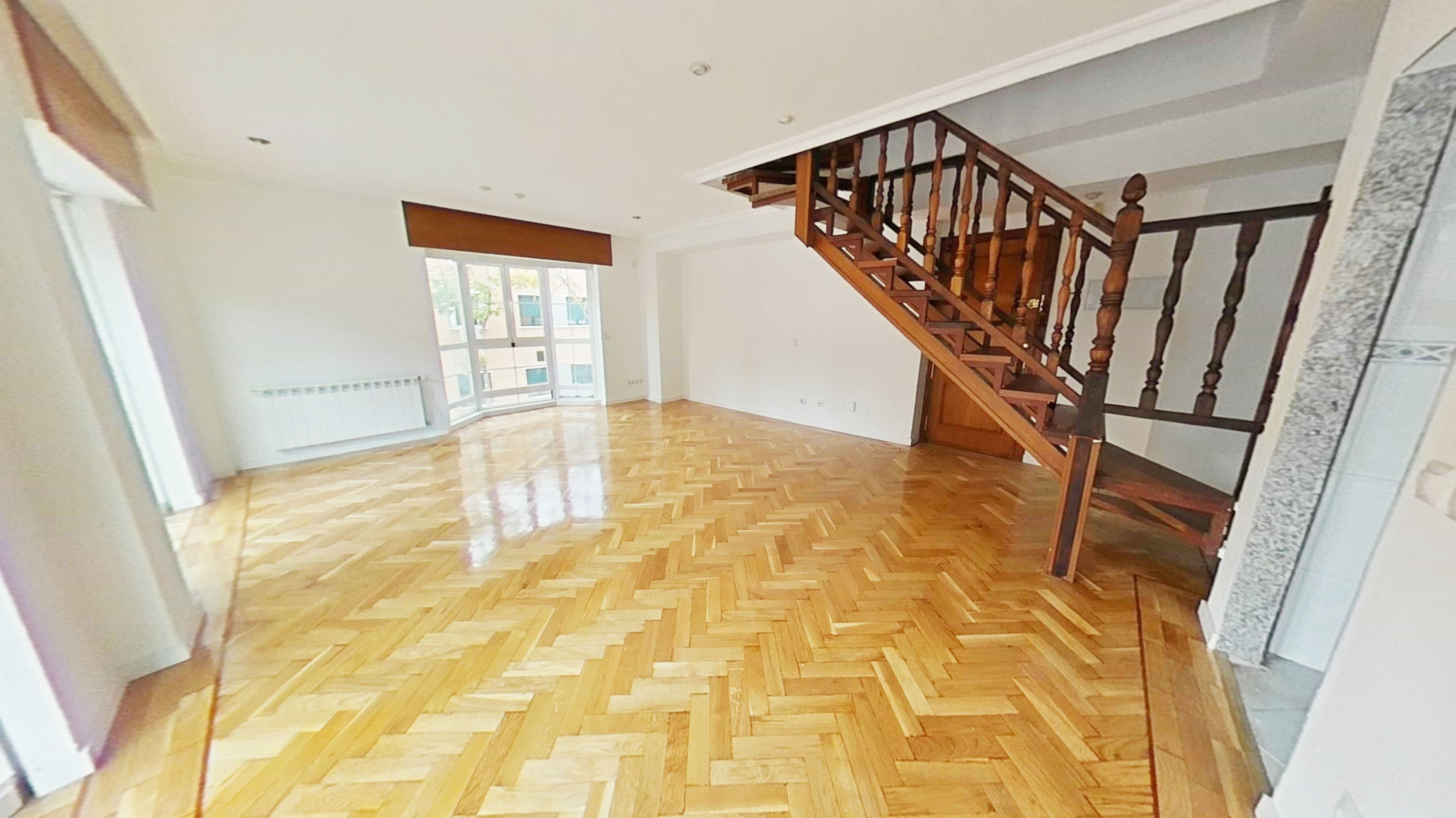Vista exterior de Dúplex en venda en San Sebastián de los Reyes amb Calefacció, Parquet i Terrassa