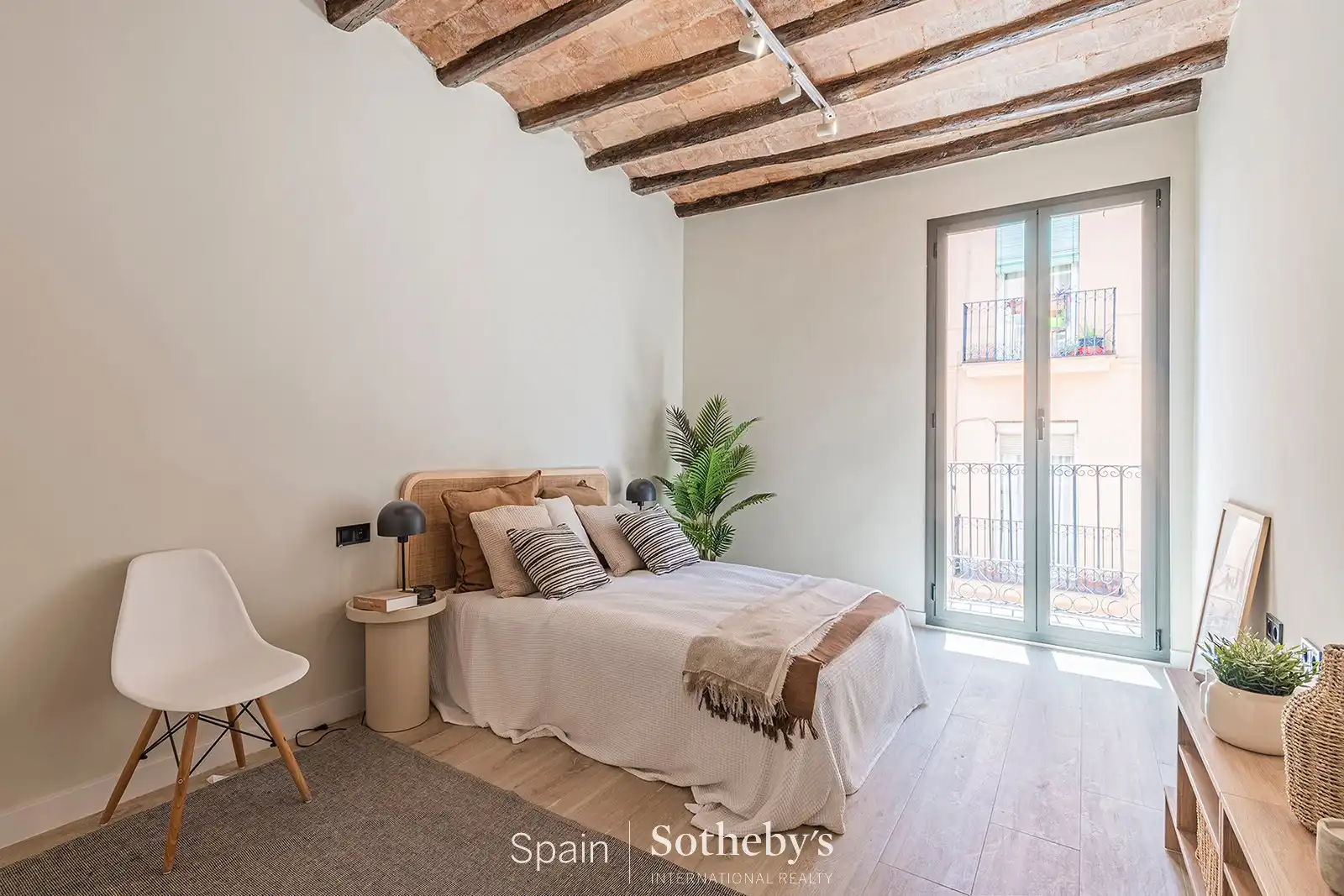 Dormitori de Apartament en venda en Barcelona amb Aire condicionat, Calefacció i Terrassa