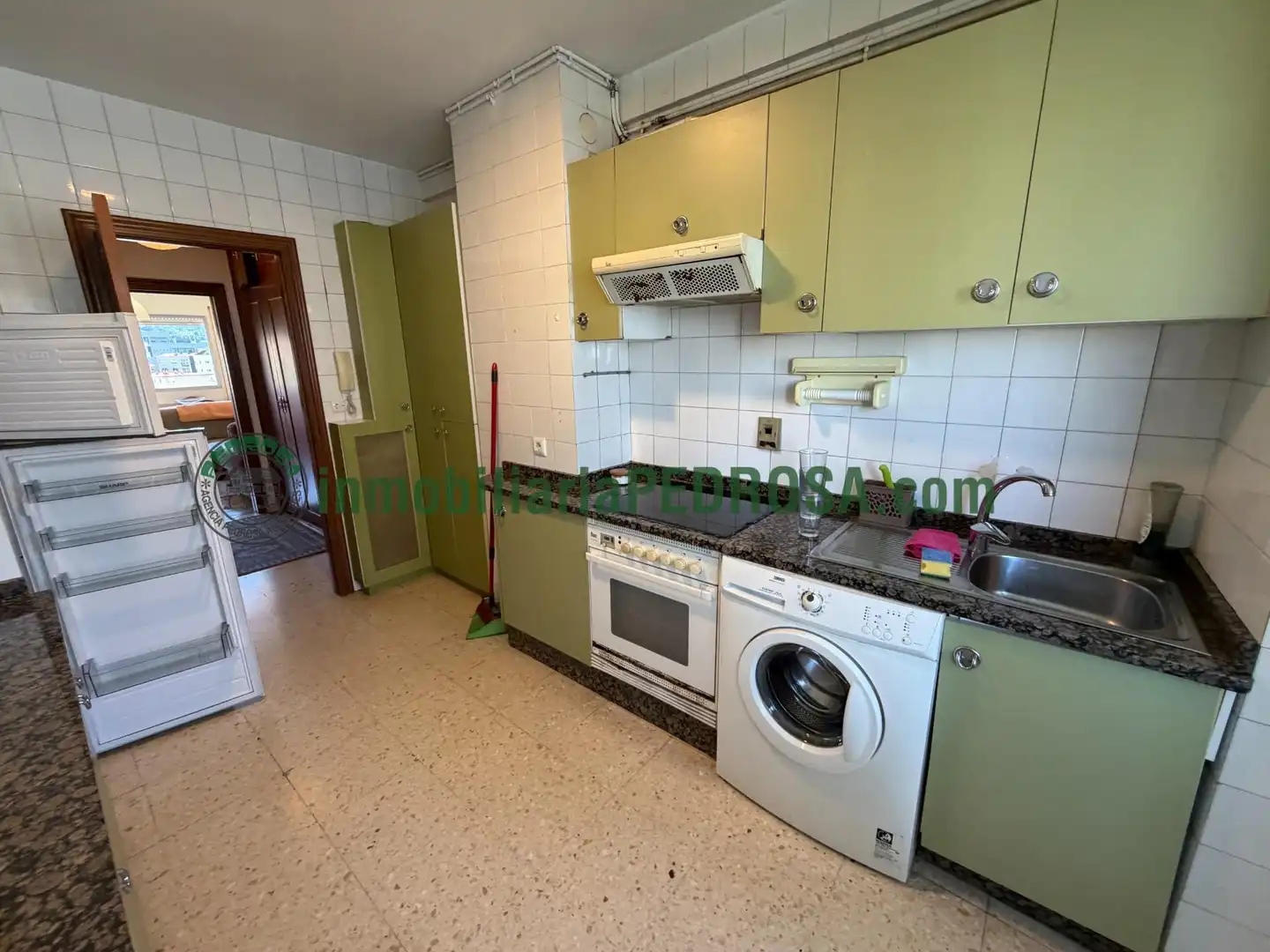 Cuina de Estudi de lloguer en Pontevedra Capital  amb Calefacció, Parquet i Moblat