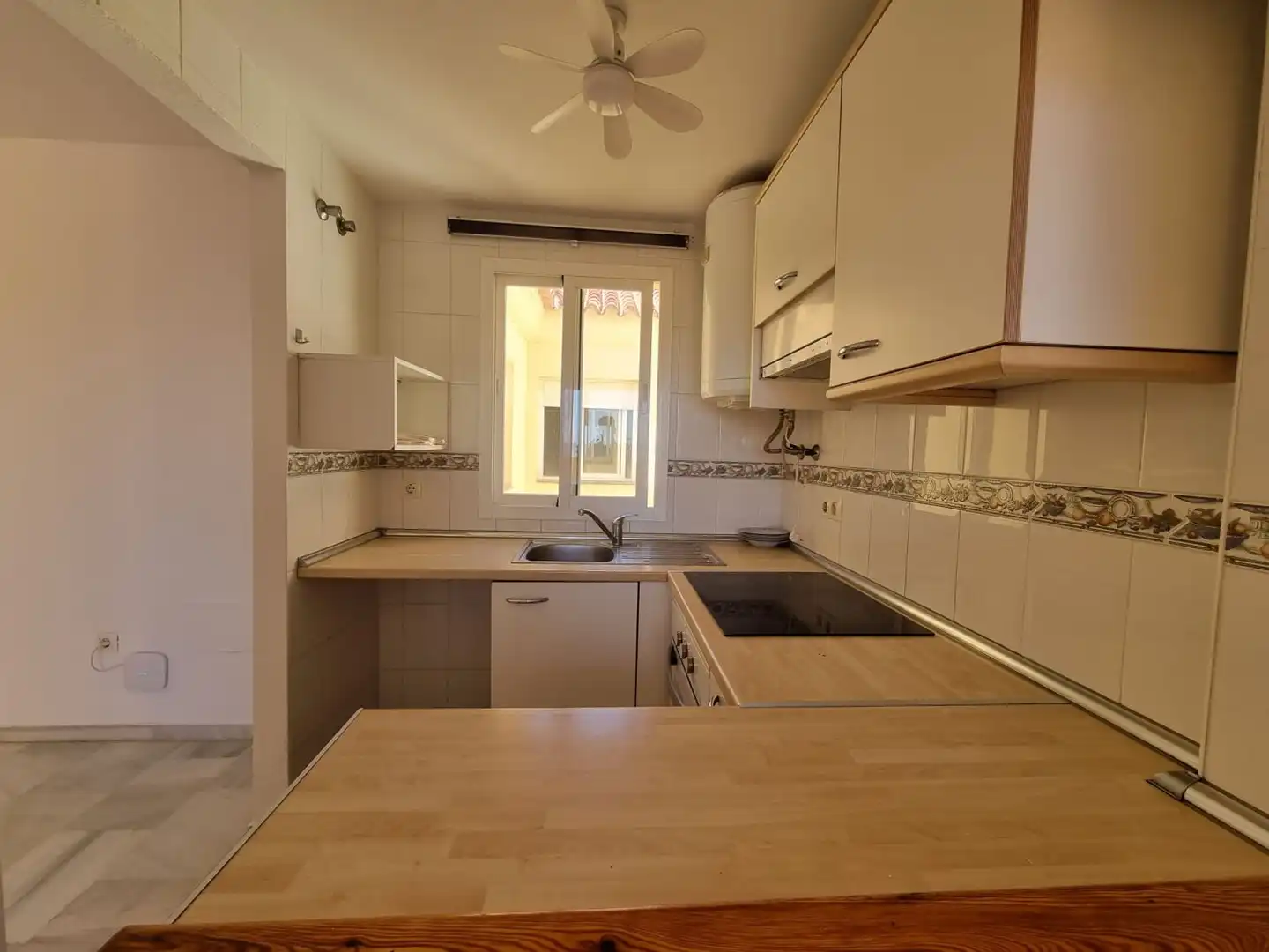 Cocina de Piso en venta en Fuengirola con Terraza y Piscina comunitaria