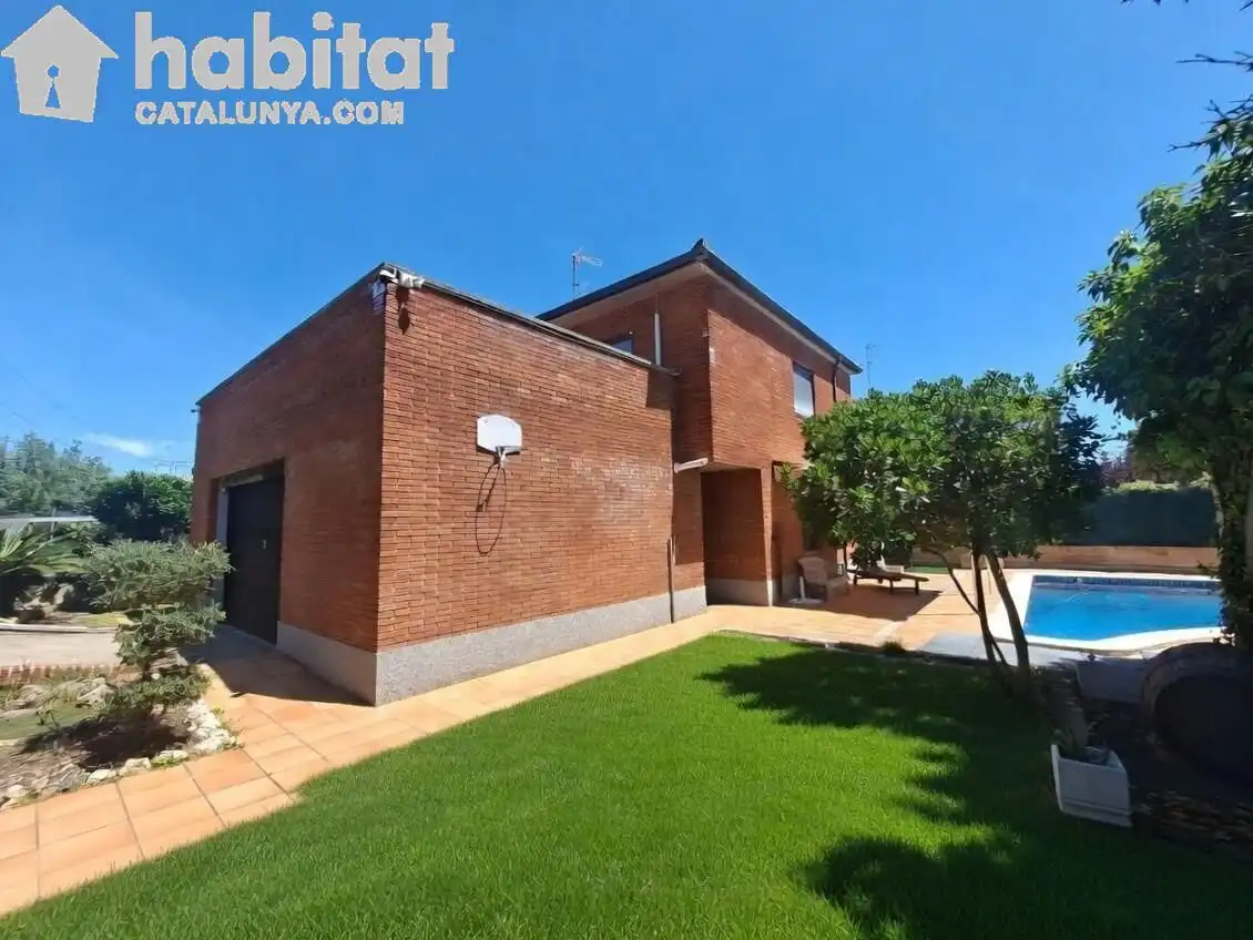 Vista exterior de Casa o xalet en venda en Masquefa amb Aire condicionat, Calefacció i Jardí privat