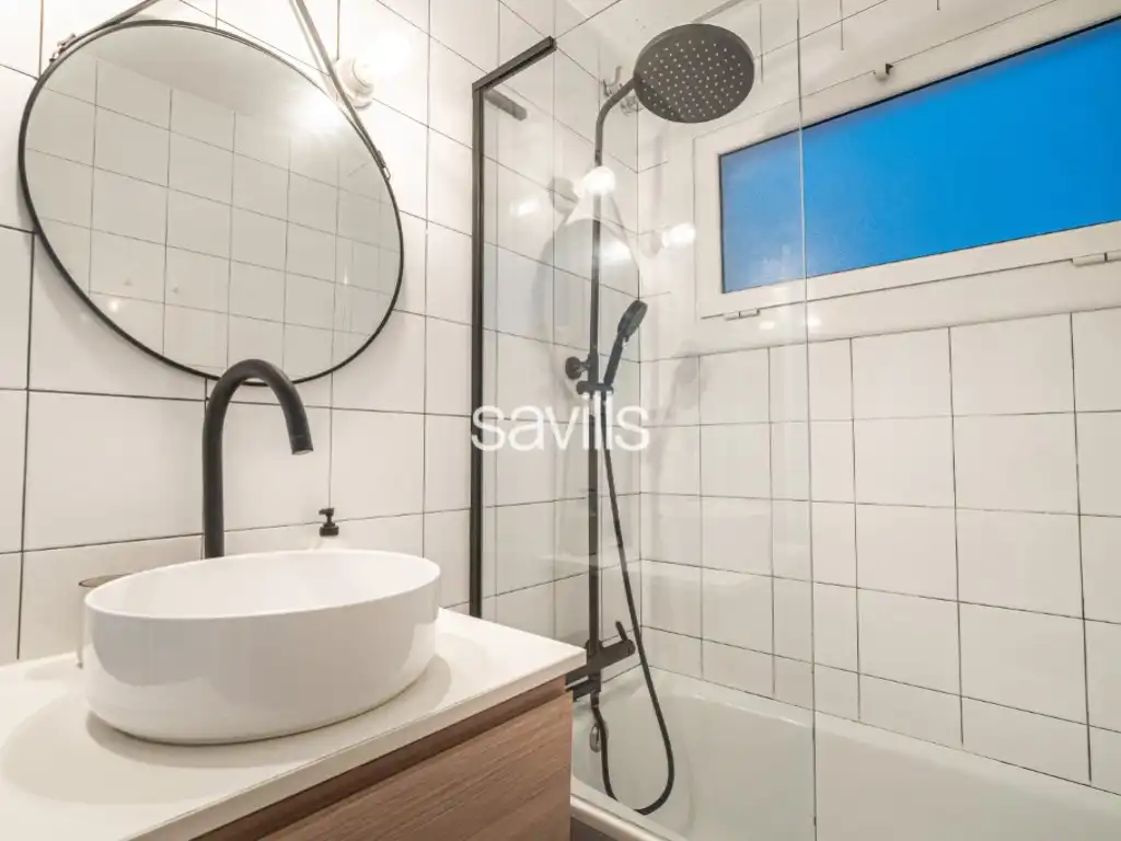 Bany de Apartament en venda en Barcelona amb Aire condicionat, Moblat i Forn