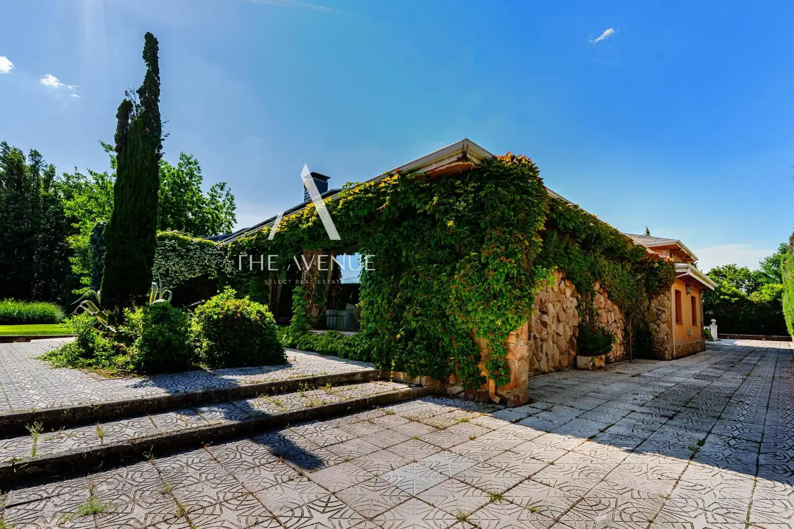 Vista exterior de Casa o xalet en venda en Villanueva de la Cañada amb Aire condicionat, Calefacció i Jardí privat